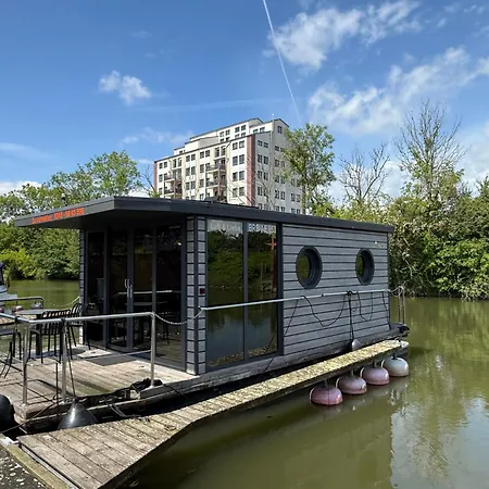 Hausboot Luft & Liebe Botel *