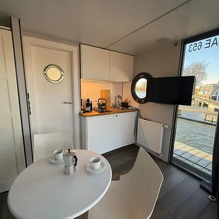 Hausboot Luft & Liebe Botel *